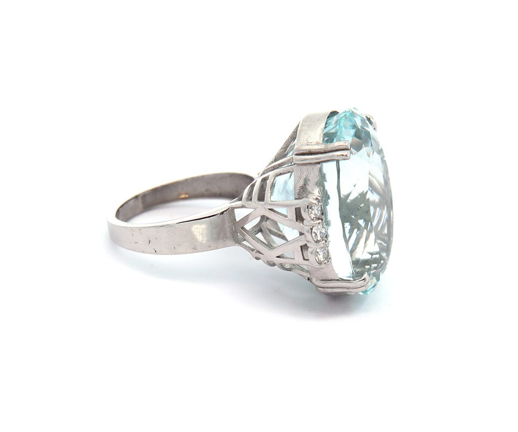 28.0ct Oval Aquamarine and 0.60ctw Diamond Cocktail Ring in 18K