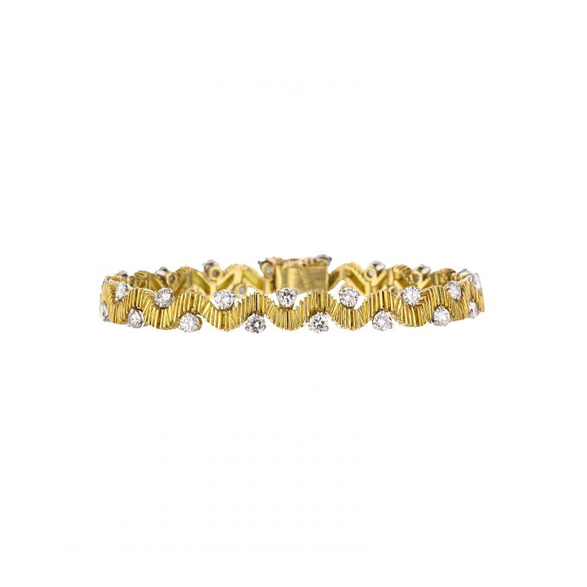 18K Yellow Gold Wave Bracelet With Alternating Diamonds