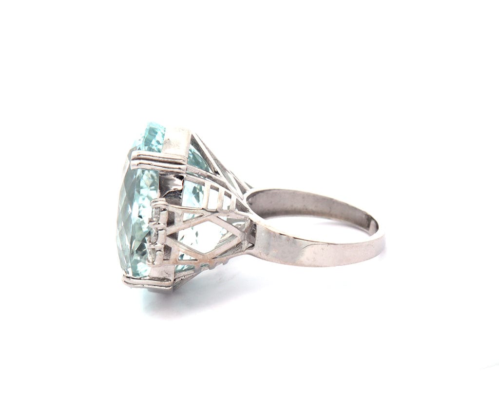 28.0ct Oval Aquamarine and 0.60ctw Diamond Cocktail Ring in 18K