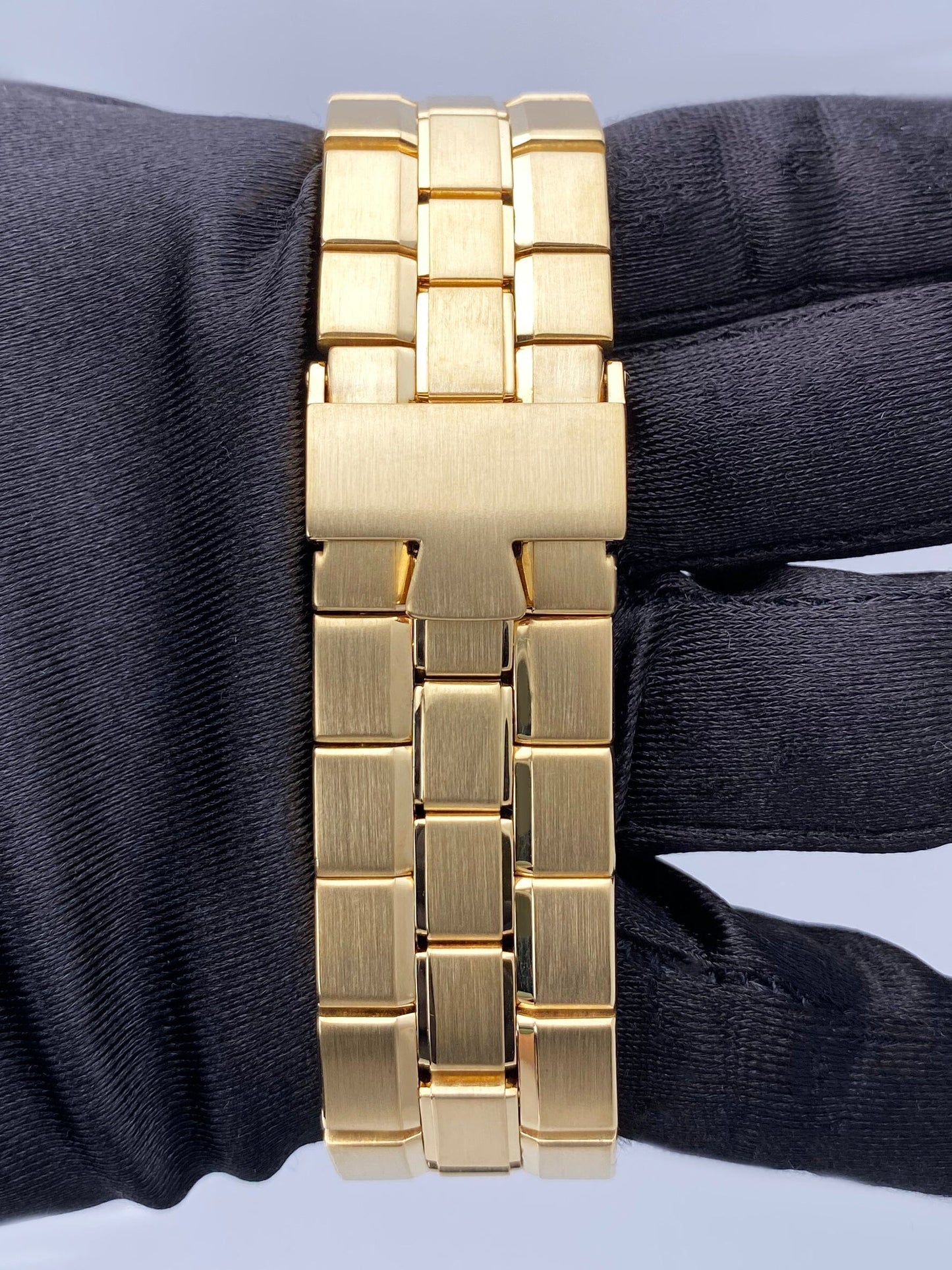 Vacheron Constantin Overseas 42040 Black Dial Yellow Gold Mens Watch