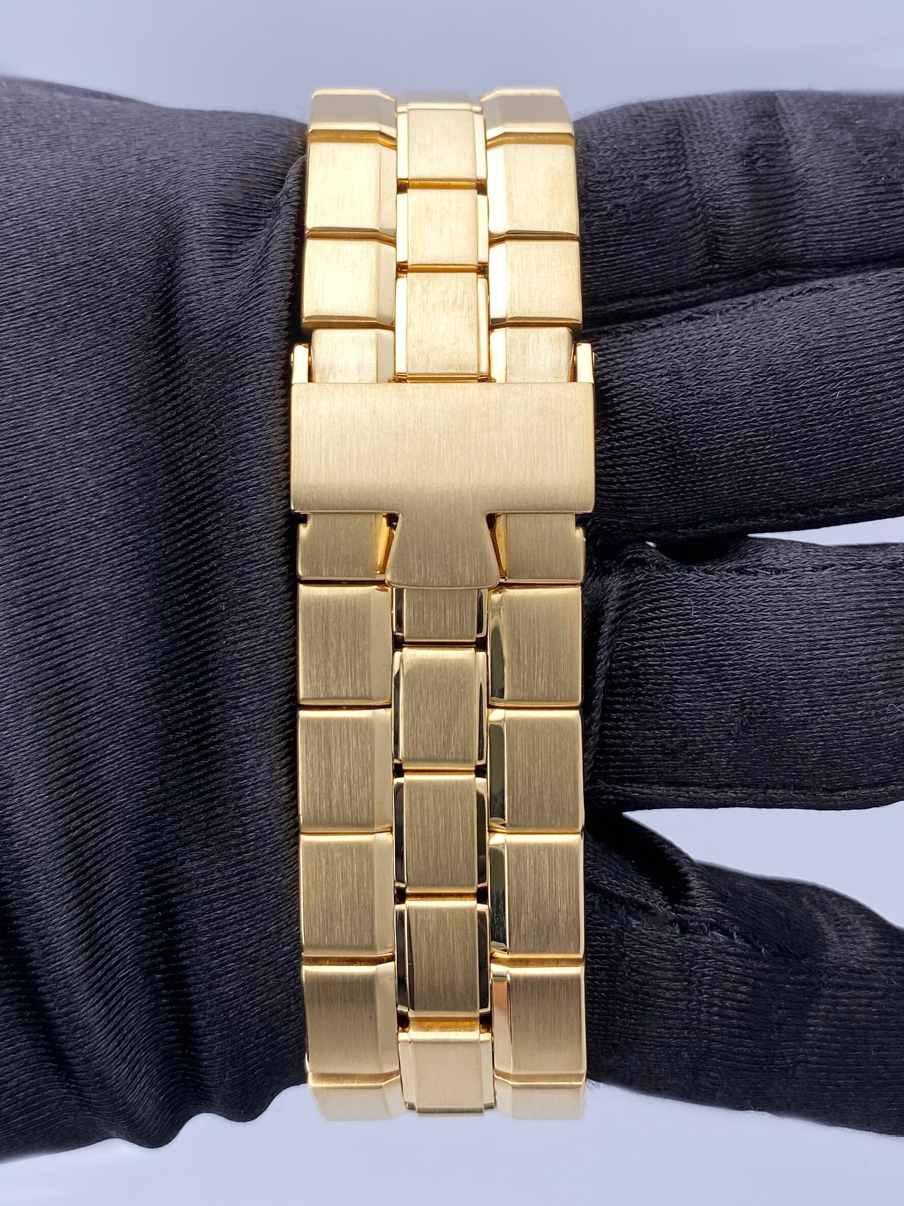 Vacheron Constantin Overseas 42040 Black Dial Yellow Gold Mens Watch