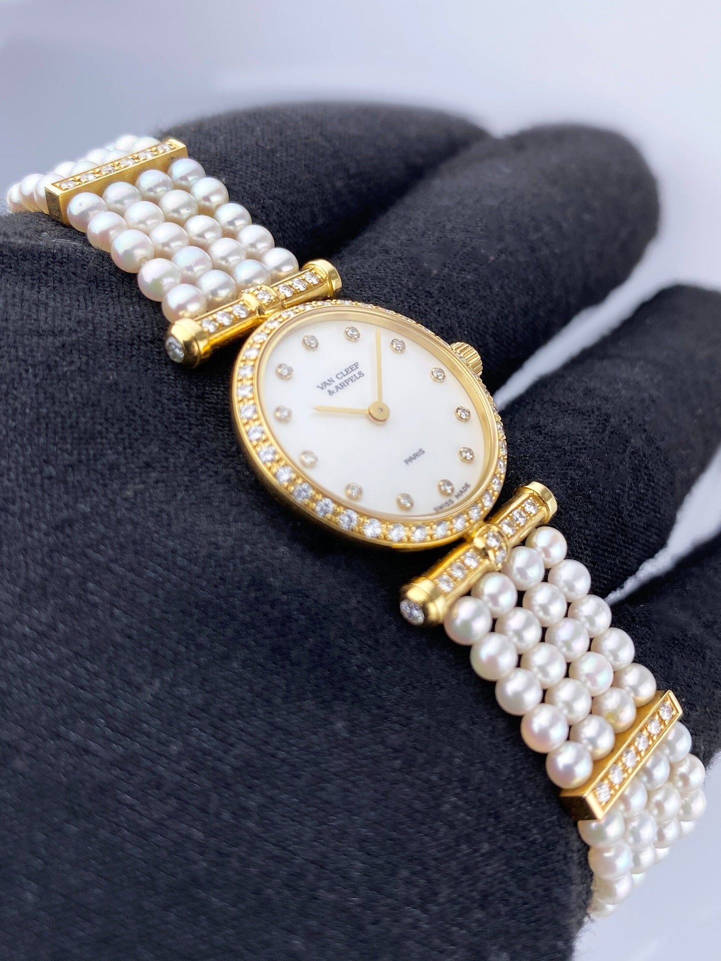 Van Cleef & Arpels La Collection Classic Paris 18901 B1 Diamond Ladies Watch